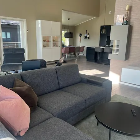 Moderne I Naerheten Av Flott Naturomrade Villa